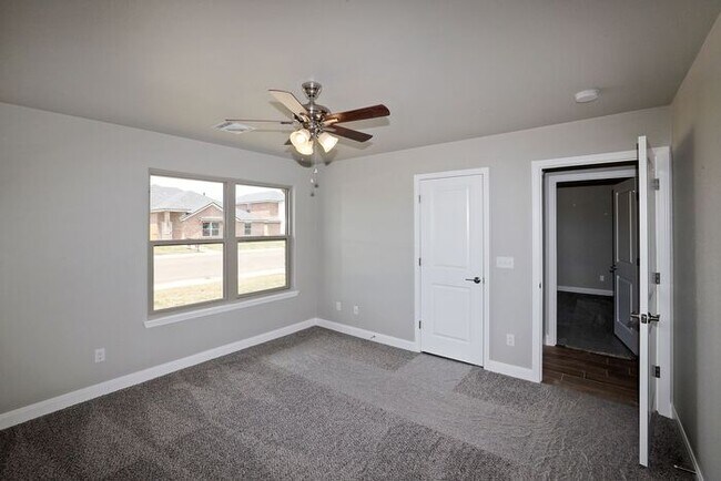 Building Photo - New Construction in City View!