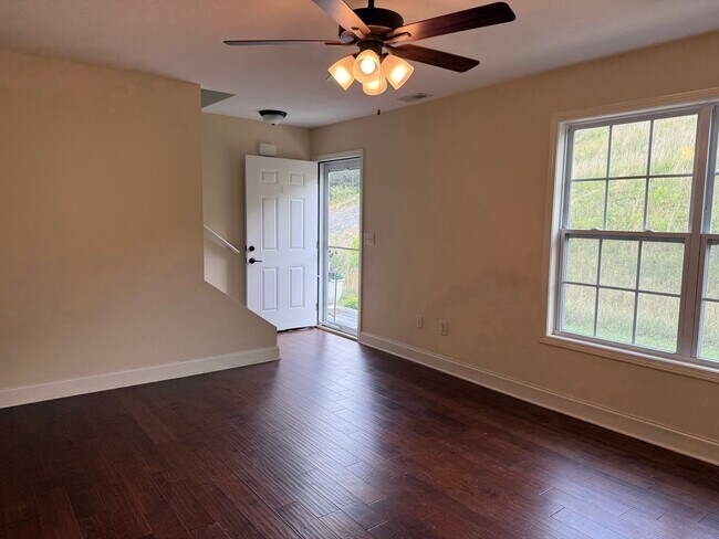 Building Photo - Tri level 2 bed, 2.5 bath Condo! Lakeridge School District.