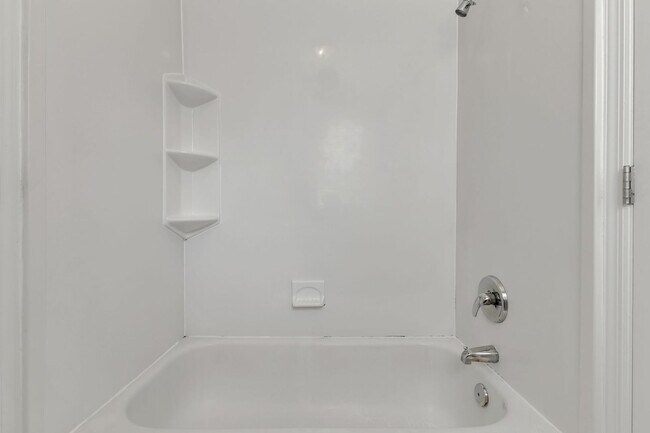 Building Photo - Amazing 2BE/2.5BA duplex in the heart of Belmont & Hillsboro Village!