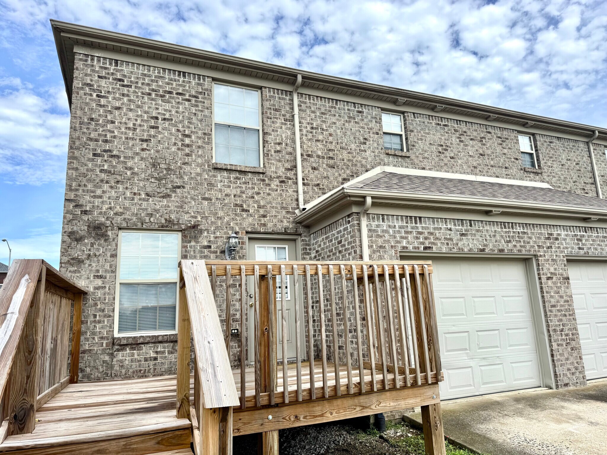 Building Photo - 641 Hampton Way