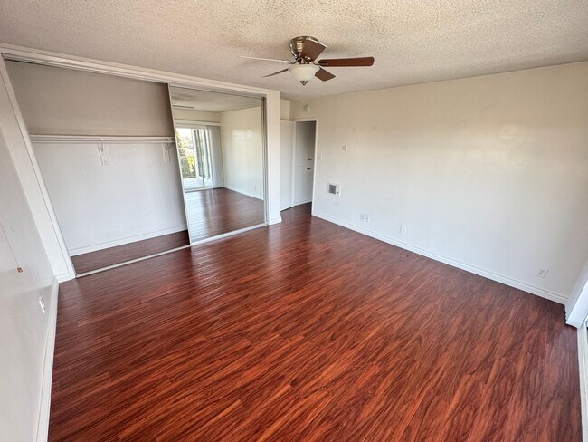 Building Photo - 1073R