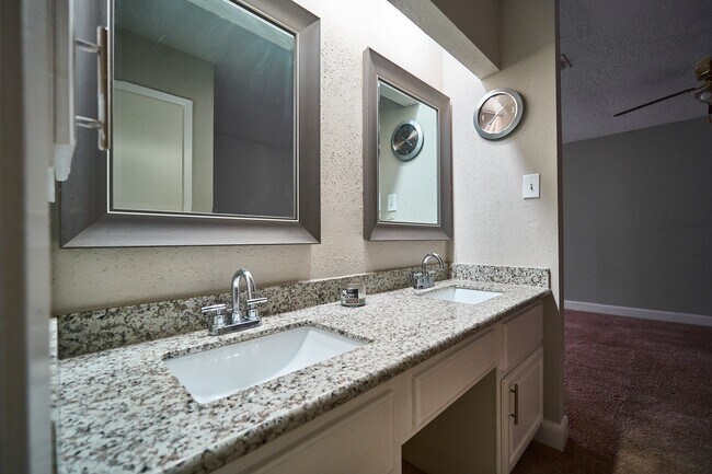 Building Photo - 923 Kenforest Dr