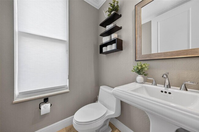 Building Photo - 1215 NE 1st St