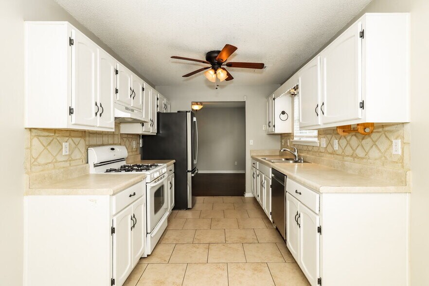 Building Photo - 2521 Country Lake Cir