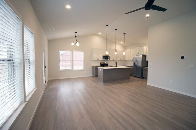 Building Photo - 2206 Rocky Ln