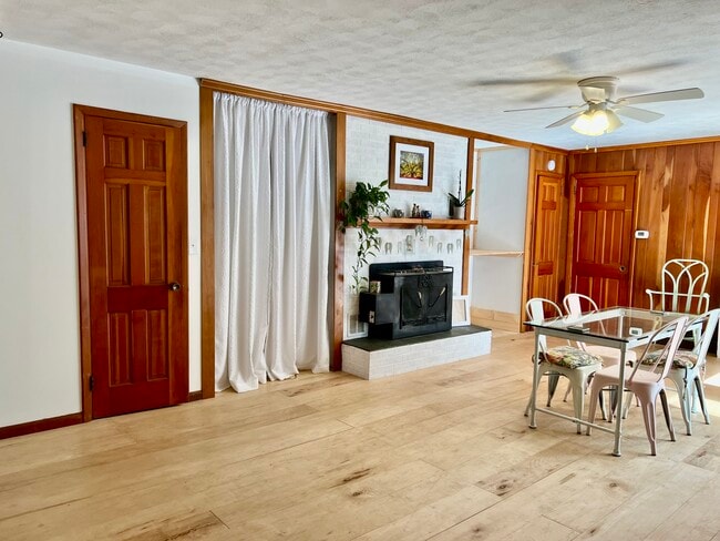 Building Photo - 250 Edgewood Dr