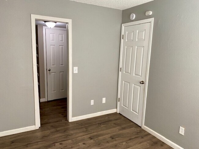 Building Photo - 447 S Memphis Way