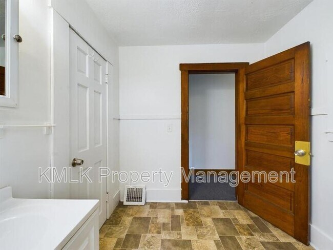 Building Photo - 695 Kling St