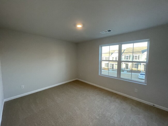 Building Photo - Townhome less than 2 miles from Downtown C...