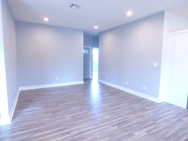 Building Photo - 1923 Holly Dr