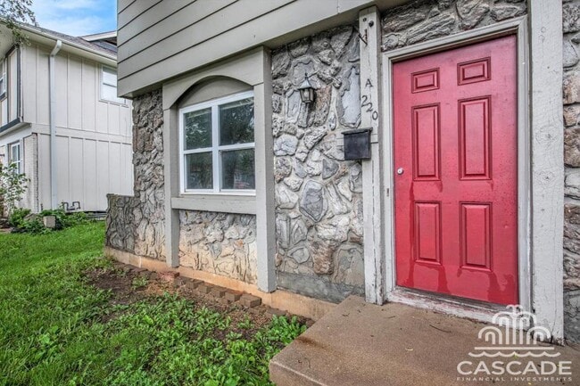 Building Photo - 220 N Oak Dr