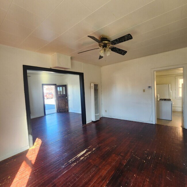 Building Photo - 312 W Aluminum St