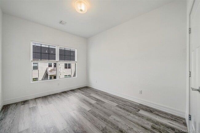 Building Photo - 725 Eastview Dr