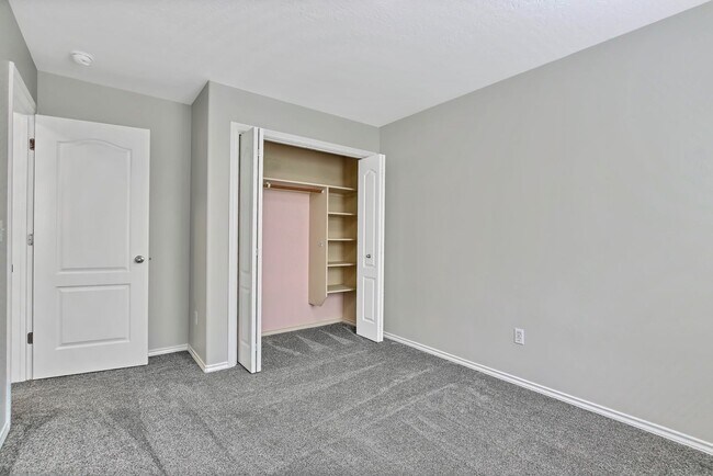 Building Photo - Spacious Updated 3 Bedroom, 2 Bath home in...