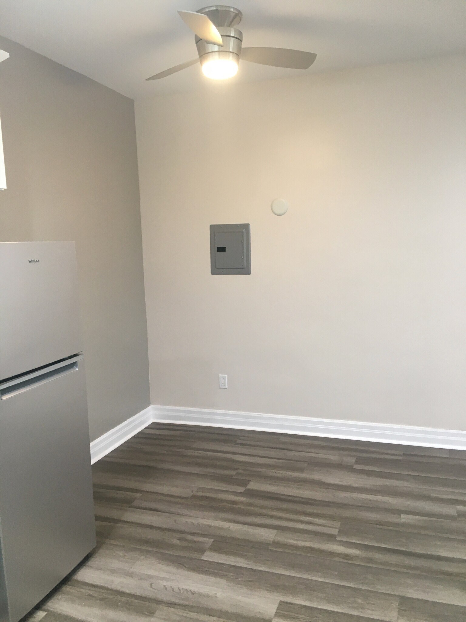 eat in - 120 Franklin Ct