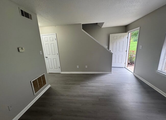 Building Photo - 802 British Wood Dr SW