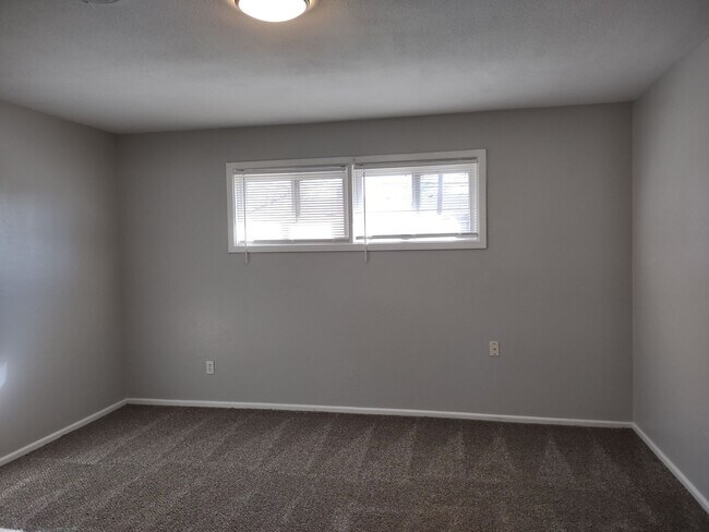 Building Photo - Large Updated 4 Bedroom Home Off University