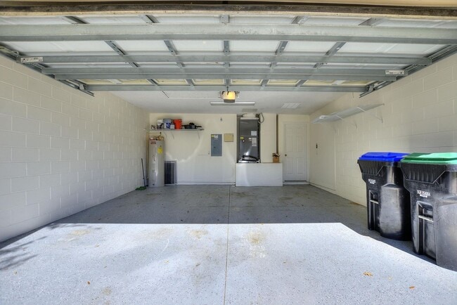 Building Photo - Spacious and beautifully maintained 5-bedroom, 3.5-bathroom two-story home