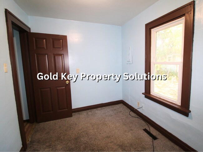 Building Photo - Cute 1 BR Duplex with Dining Room and Covered Porch (SECTION 8 APPROVED)