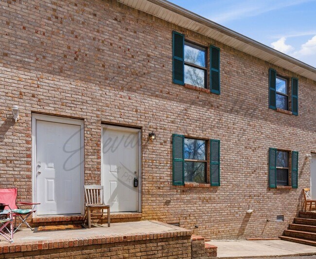 Building Photo - Spring Special: Charming 2 Bed / 1.5 Bath Townhouse in Cookeville