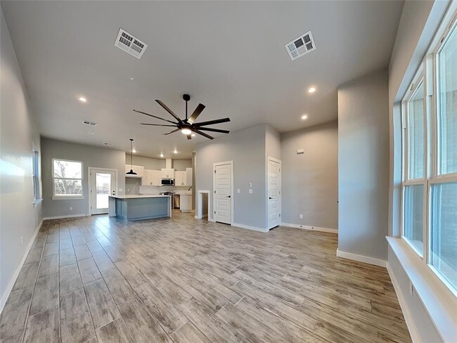 Building Photo - 312 W 3rd St