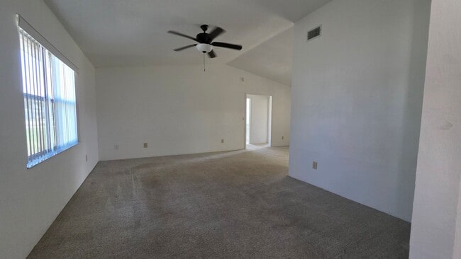 Building Photo - 3 Bedroom 2 Bath Home with a 2 car garage in Fairway Estates