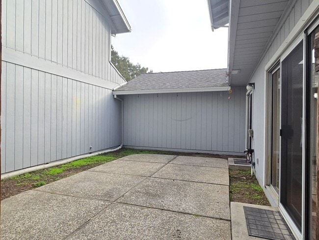 Building Photo - Spacious 2-Story Townhome, Updated Kitchen...