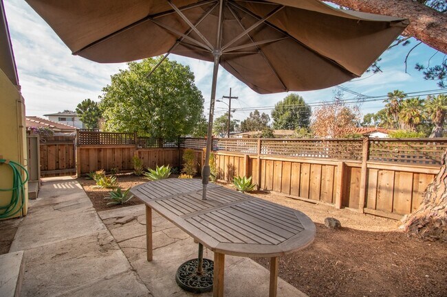 Building Photo - Updated Craftsman 2-Bed / 1-Bath W/ Private Yard/Storage/Washer/Dryer in South Park!