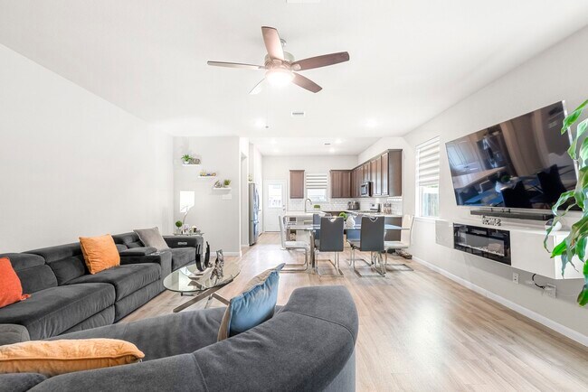 Building Photo - 5006 Sunway Dr