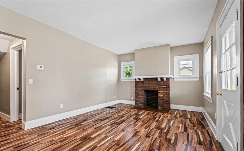 Building Photo - 900 E Stewart St