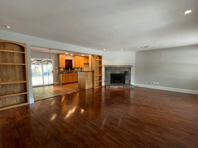 Building Photo - 1313 Casa Vale Dr
