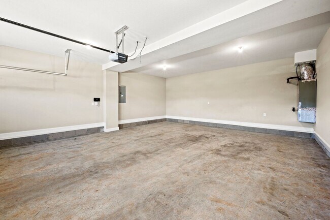Building Photo - Beautiful Like-New Split Foyer Home Off Ex...