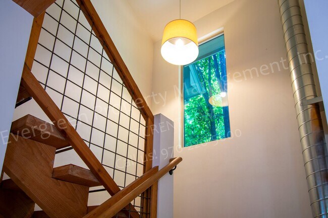 Building Photo - 318-320 W Myrtle