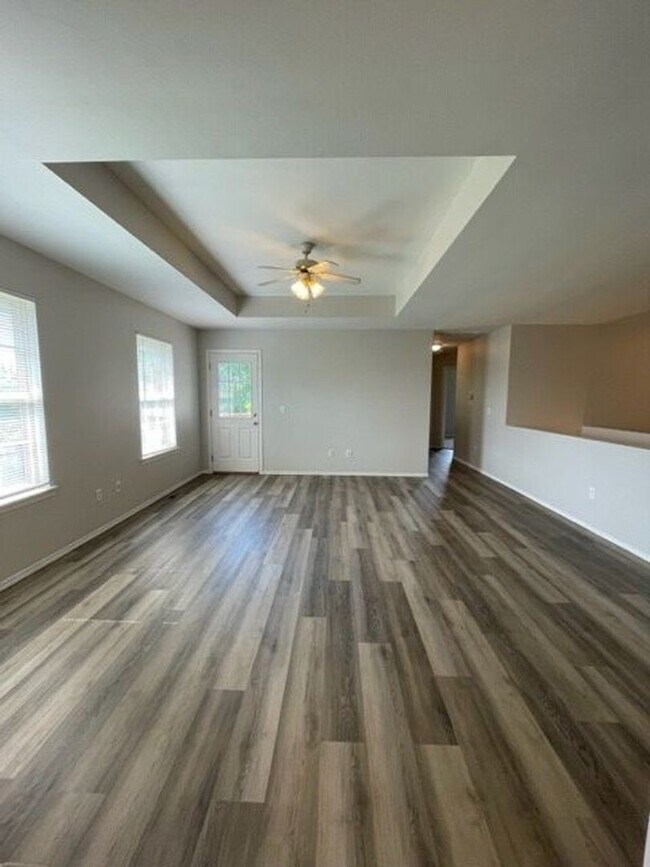 Building Photo - 4 Bedroom Walk out Basement Duplex in Ozark!