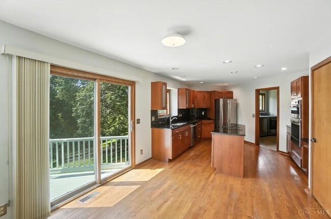 Building Photo - Luxury, Privacy, and Convenience All in One!
