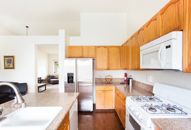 Building Photo - Spacious 4 Bedroom, 2 Bath Furnished Famil...