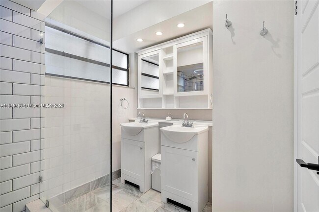 Building Photo - 1281 W Fairway Rd