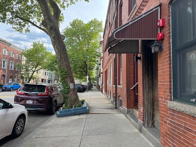 Building Photo - 212 Chelsea St