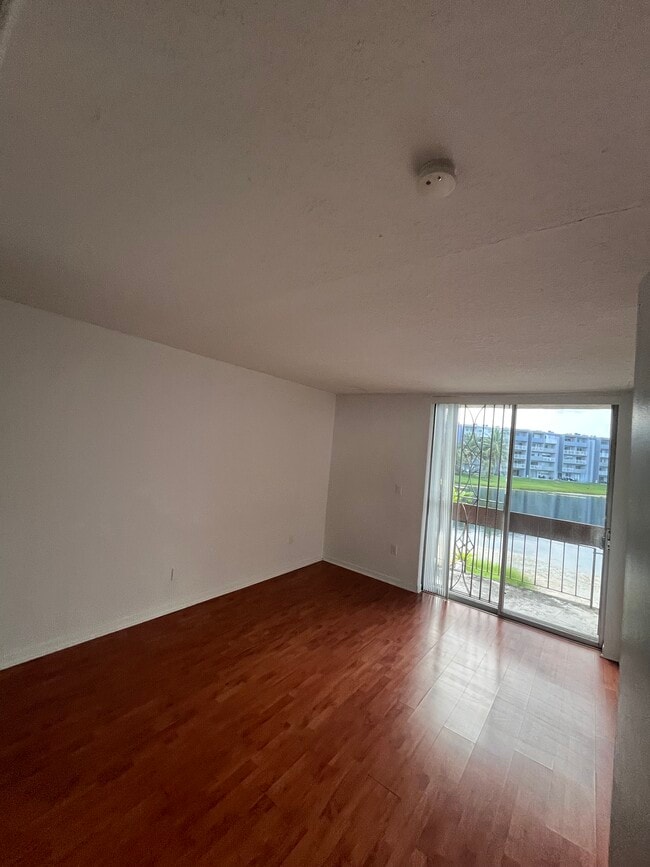 Building Photo - 9137 Fontainebleau Blvd