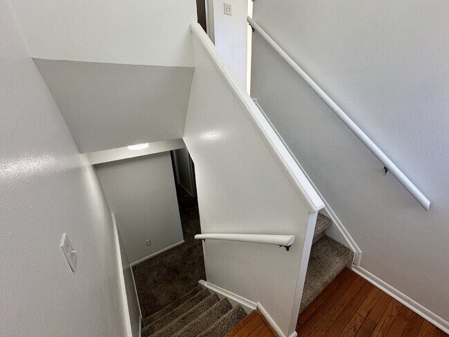 Building Photo - "Charming 3-Bedroom Condo with Hardwood Floors & 2 Full Baths in Golden, CO!"