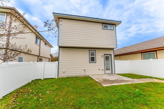 Building Photo - Stunning 3 bed - 2.5 bath Home in Pflugerville. Don't miss this beautiful home opportunity!