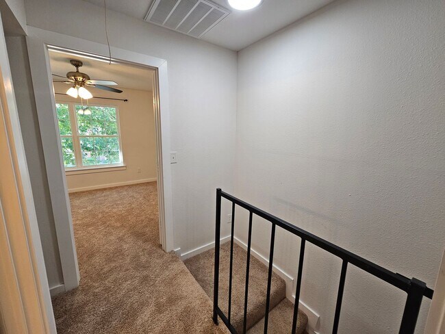 Building Photo - Recently rehabbed. Available now