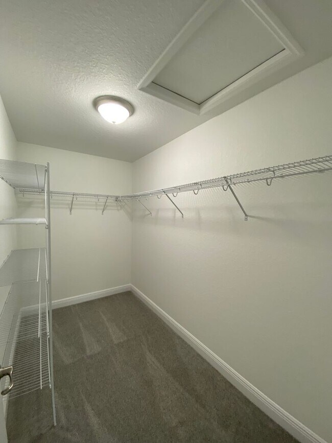 Building Photo - Desirable SW Ocala Neighborhood 4/2/2 *WON'T LAST*