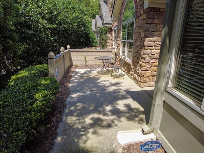 Building Photo - 100 Highlands Ridge Pl SE