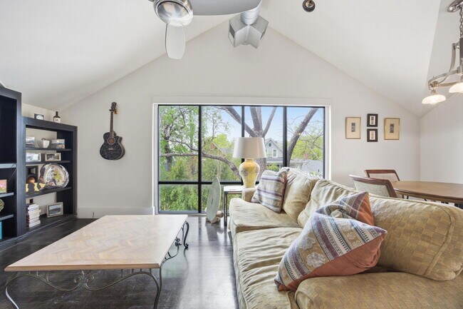 Building Photo - 261 S Limestone