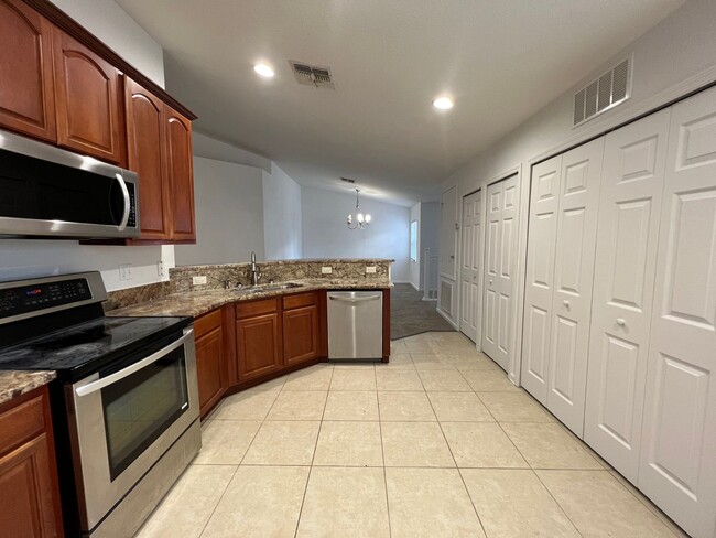 Building Photo - Beautiful 3 Bed 2 Bath with a Den Gated Co...