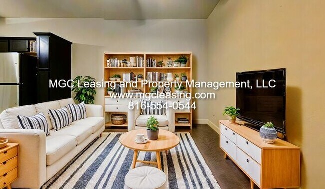 Building Photo - This Townhome Has Something for Everyone