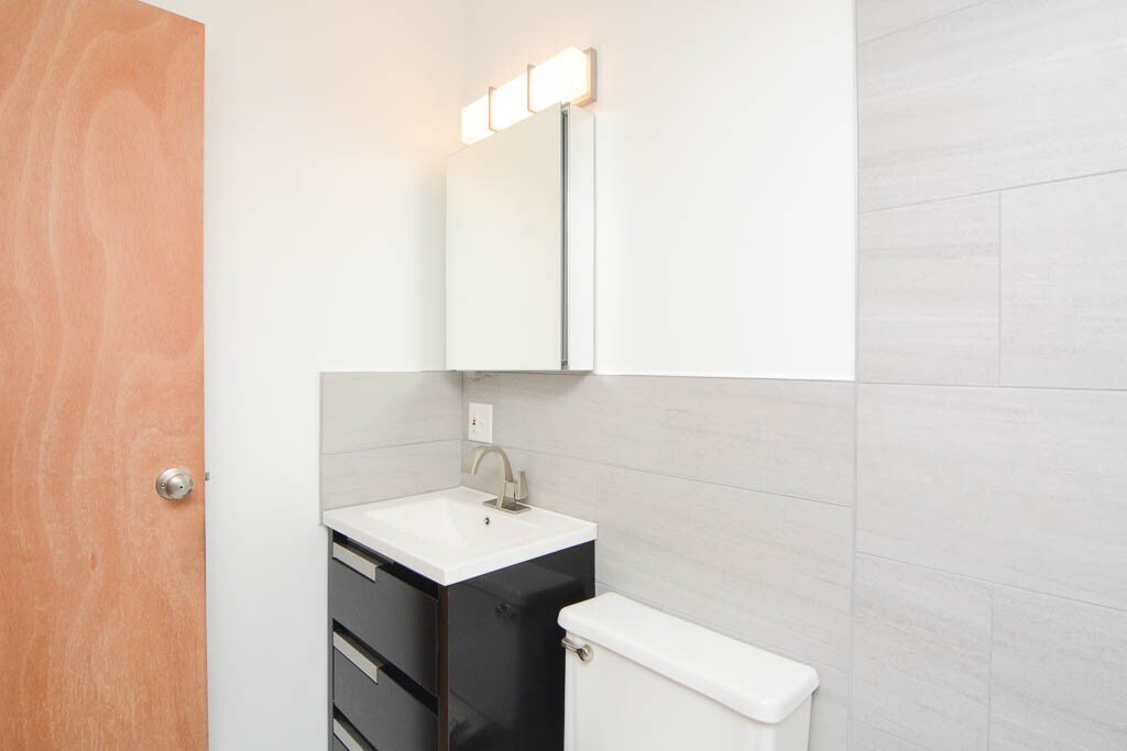 Building Photo - 529 N Claremont Ave