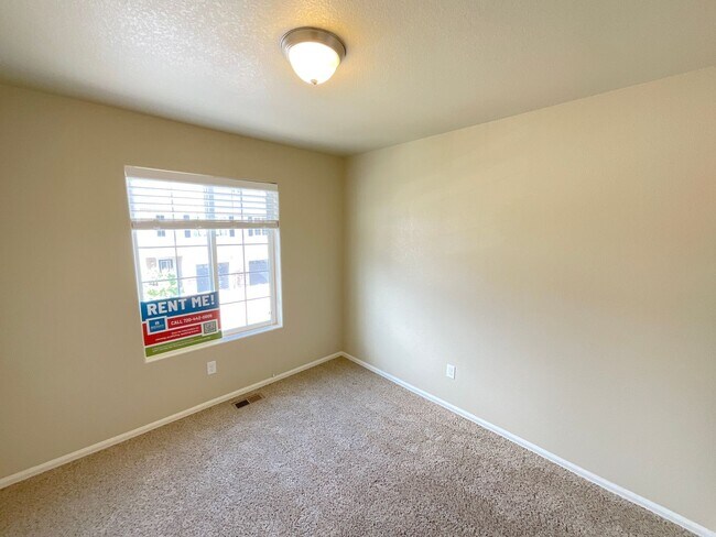 Building Photo - 3 Bedroom Townhome Available Near Hancock ...