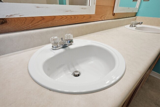 Building Photo - 3 Bedroom in Central Crestview!